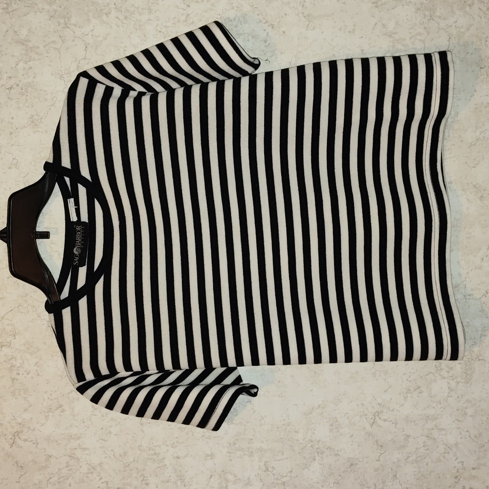 Sag Harbor Black and Tan Fitted T-Shirt